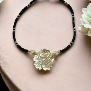 Lee Sands Hawaii 1980’s Mother of Pearl Floral Black Coral Beads Necklace